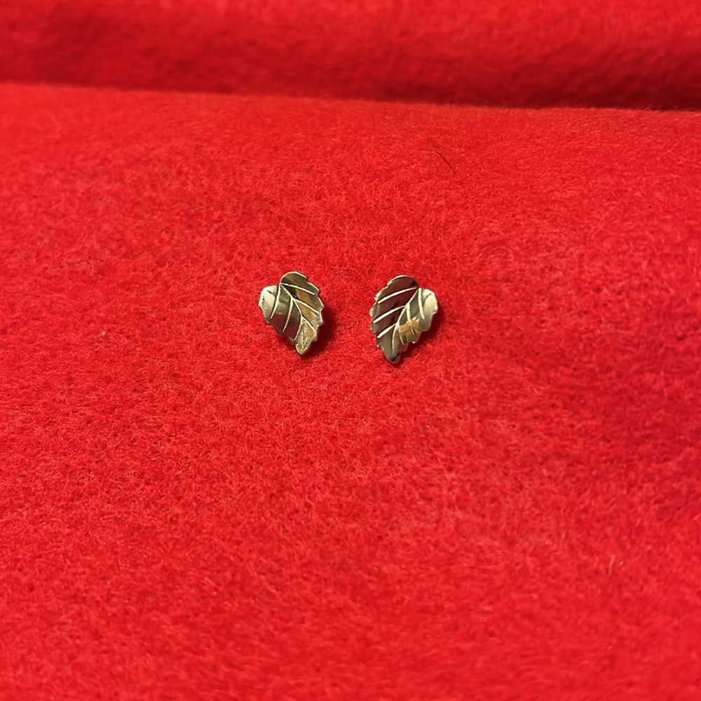 Women’s Vintage Silver tone leaf post pierced earrings very shiny
